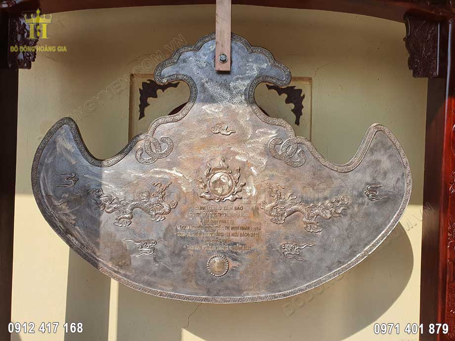 Kh&aacute;nh đồng được treo v&ocirc; c&ugrave;ng chắc chắn tr&ecirc;n khung gỗ